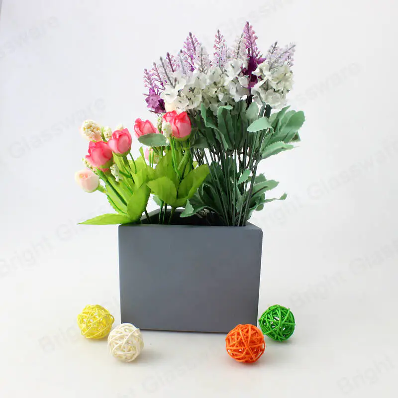 Pots de fleurs en béton trapézoïdal au design moderne à vendre