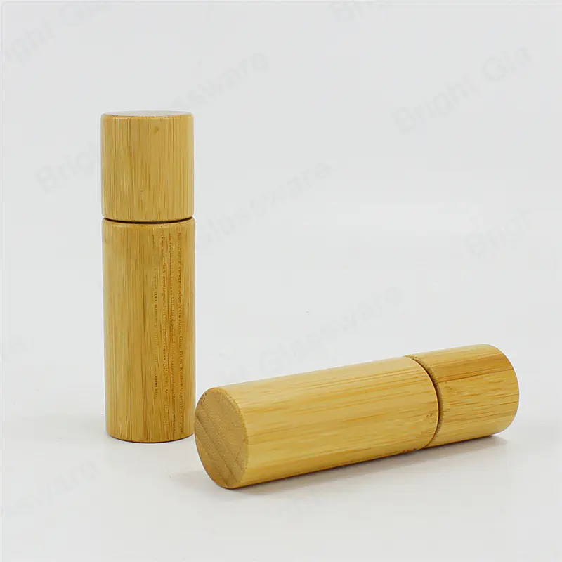 rouleau de bambou vide sur bouteille avec boule à rouleaux en acier inoxydable