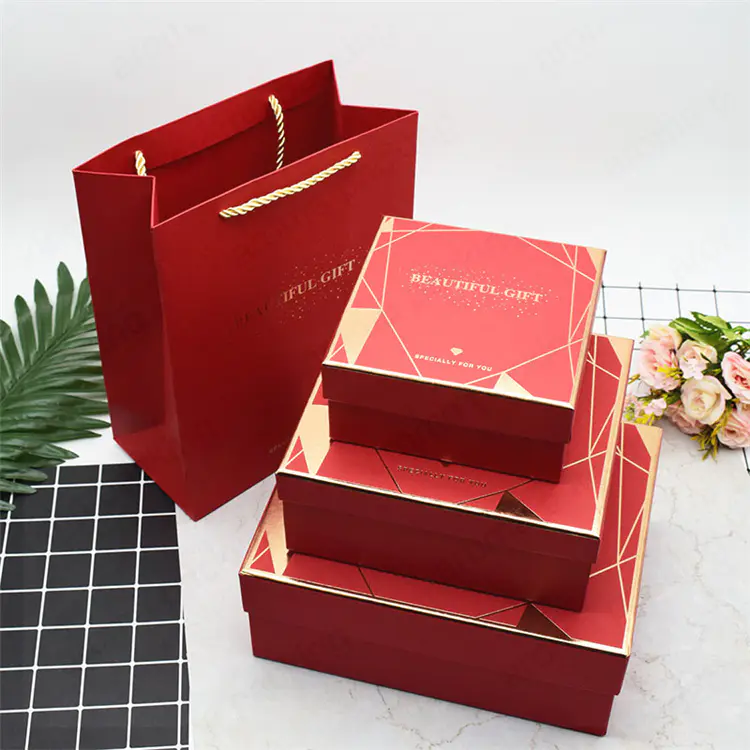 Картонная подарочная коробка красного цвета с пустой сумкой для покупок