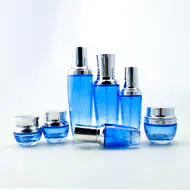 frascos cosméticos y botellas de vidrio