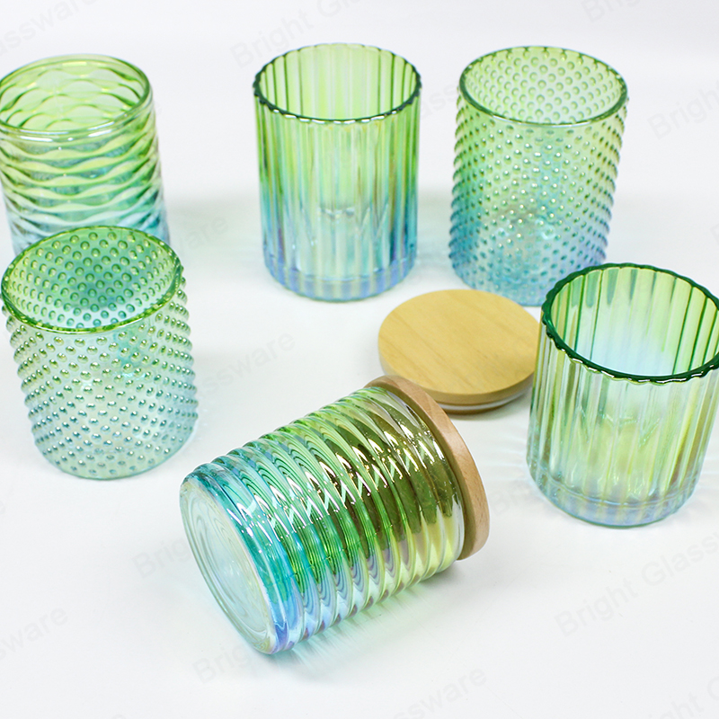 Contenedor de velas de vidrio con gradientes verdes en relieve con tapa de bambú de madera