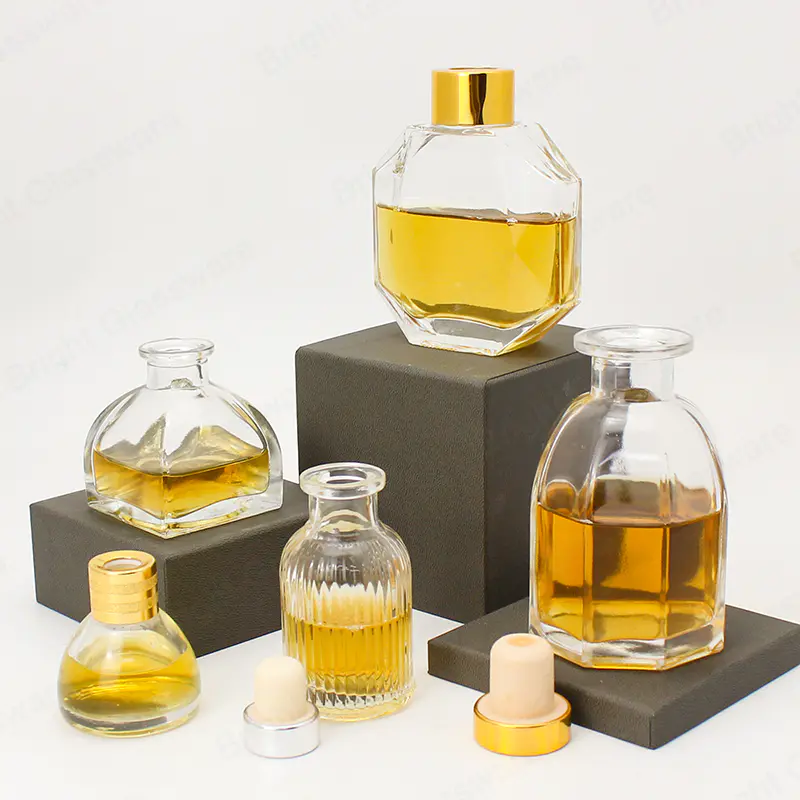 Venta al por mayor de varias formas personalizadas transparentes botella de vidrio única para el aroma del hogar