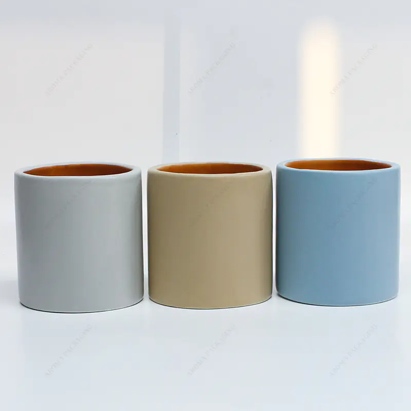 Бесплатный образец для гладкой поверхности круглой матовой керамической банки для свечей цвета спрея с коробкой