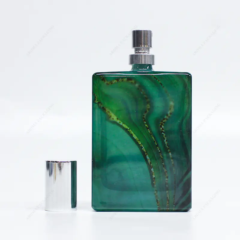 Muestra gratuita de logotipo personalizado cuadrado botella de perfume de vidrio verde con bomba para la piel