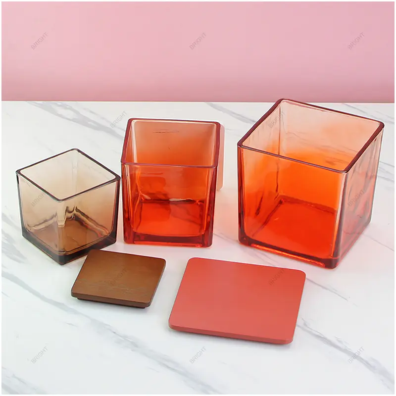 Pot à bougie en verre carré rouge ambré en gros avec couvercle et boîte de conception gratuite