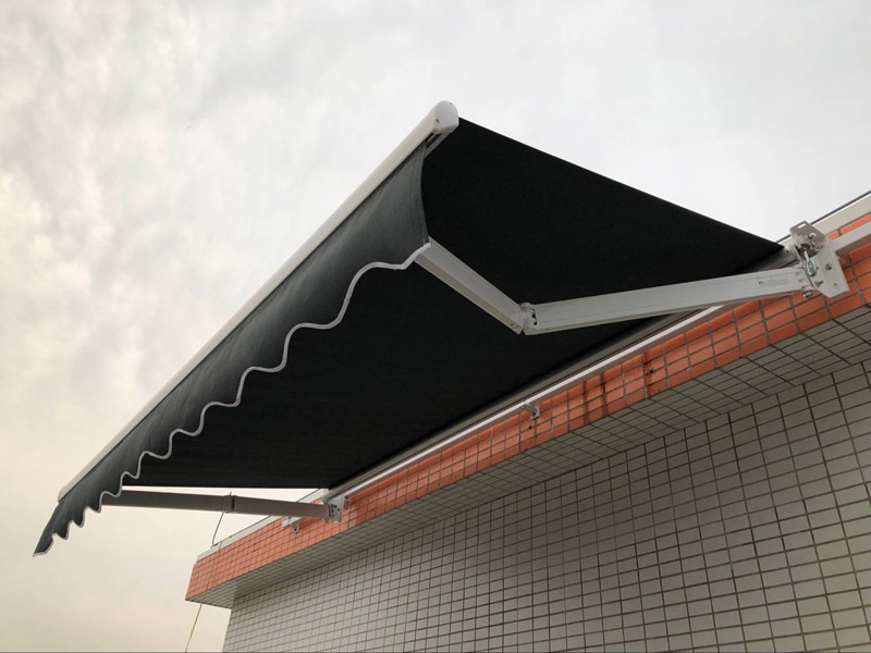 What are the benefits of a curved arm awning? | folding arm awning