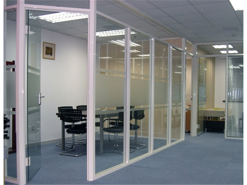 Full height stable glass partition