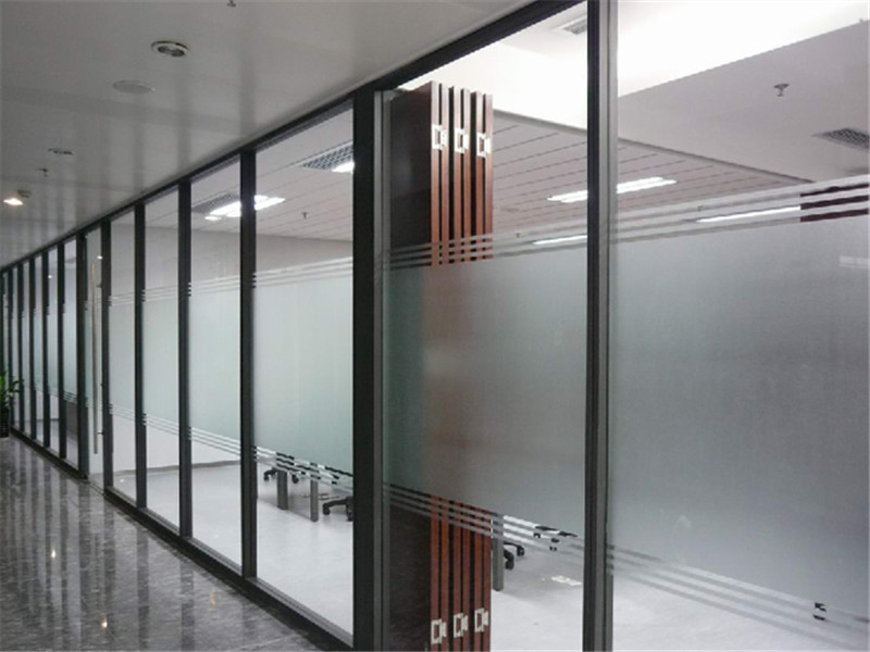 Full height stable glass partition