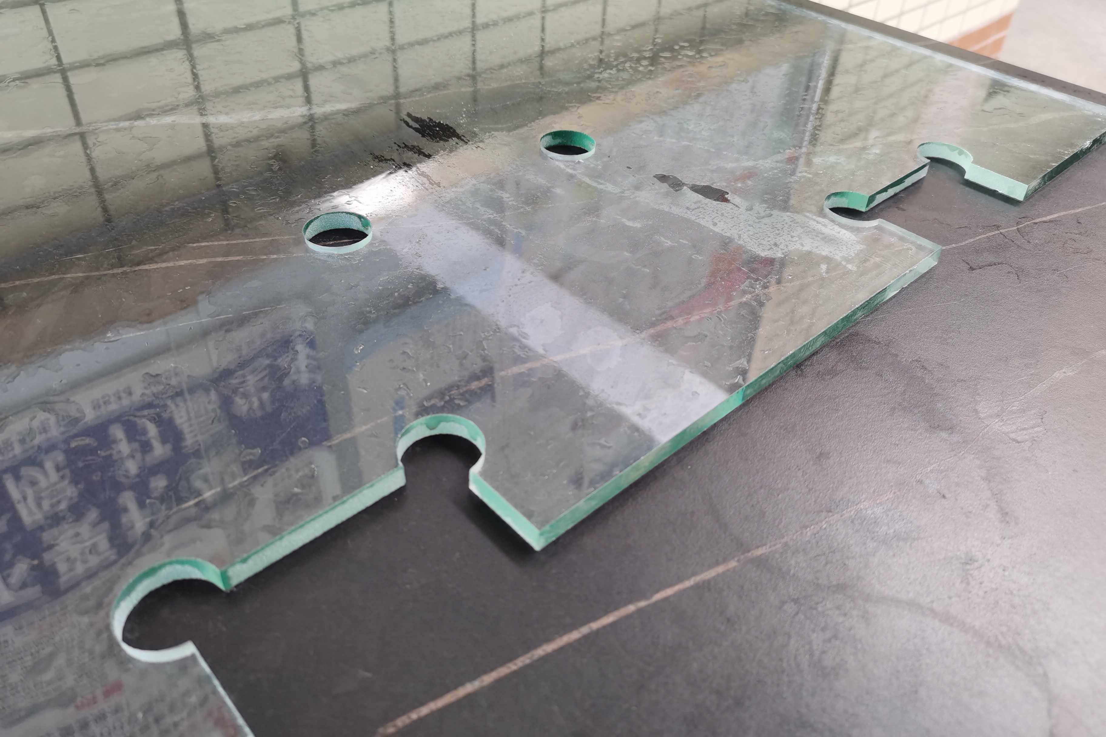 Waterjet Cutting Machine Cuts Glass as the Shower Door