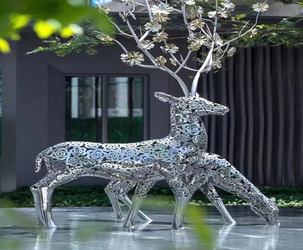 Metal animal sculptures for the garden
