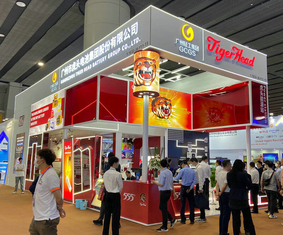 Tiger Head Battery's booth at the 133rd Canton Fair attracts crowds