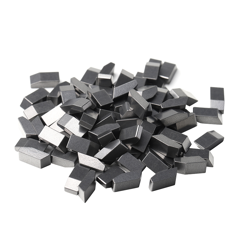 Carbide saw tips with clearance angles
