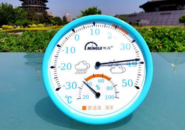 Las advertencias de altas temperaturas aparecieron en algunas provincias y ciudades en mayo, utilizando el higrómetro de alta temperatura Ming para prevenir el golpe de calor
