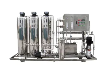Systém filtra vody s reverznou osmózou: čistá a čistá pitná voda
