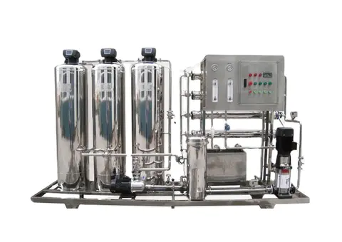 Systém filtra vody s reverznou osmózou: čistá a čistá pitná voda