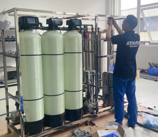 OEM / ODM-tehtaan juomavesi Käänteisosmoosijärjestelmä veden suolanpoisto FRP-säiliön turvapatruunan suodatin vedenkäsittelykone