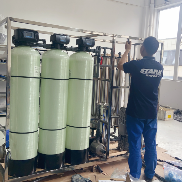 OEM / ODM gamyklos geriamojo vandens atvirkštinio osmoso sistemos vandens gėlinimo valymo FRP rezervuaro apsauginio kasečių filtro vandens valymo mašinos
