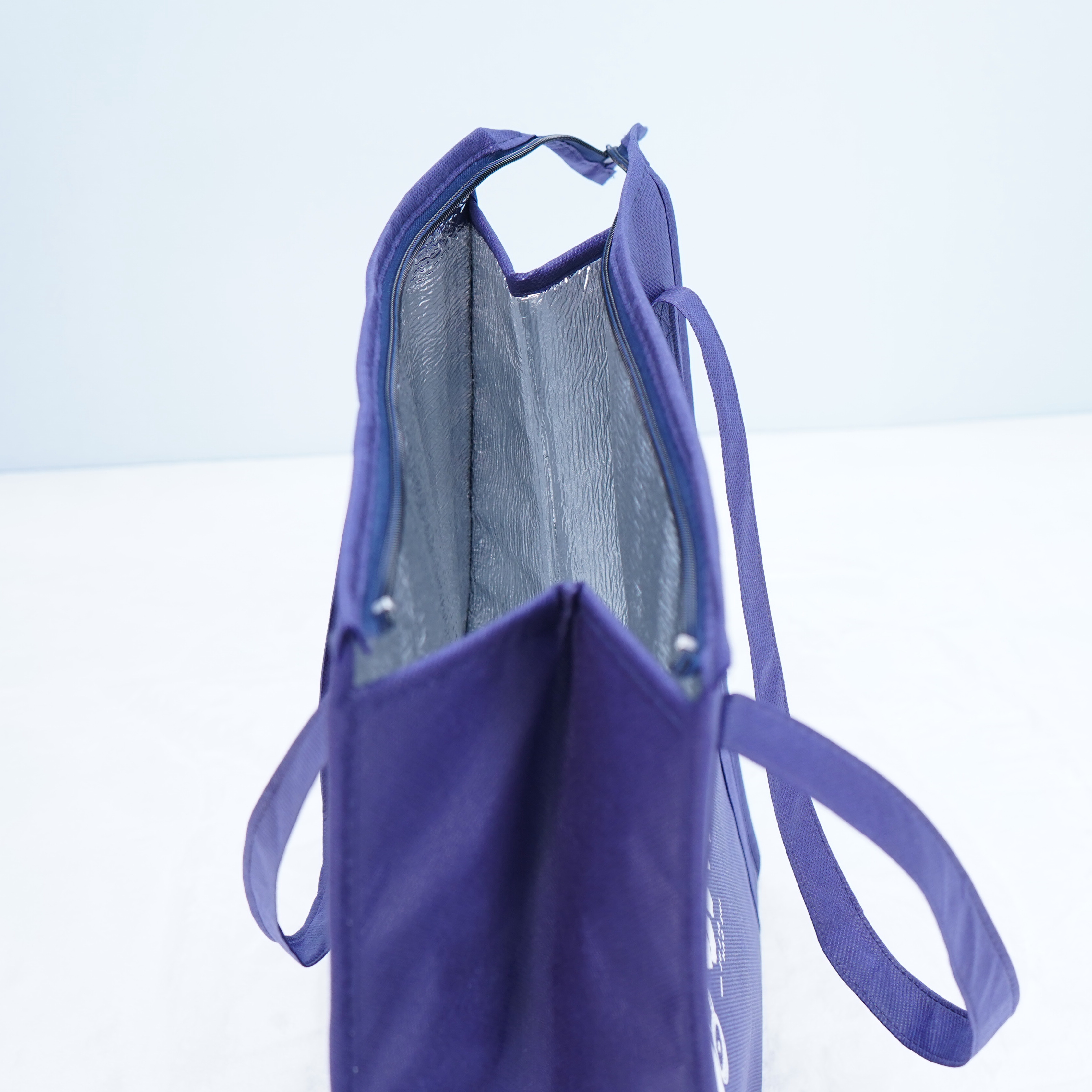 //v4-upload.goalsites.com/760/image_1652336937_Hand-Sewing-PP-non-woven-fabric-with-2mm-foam-alumium-cooler-bag-thermal-bag-(8).JPG