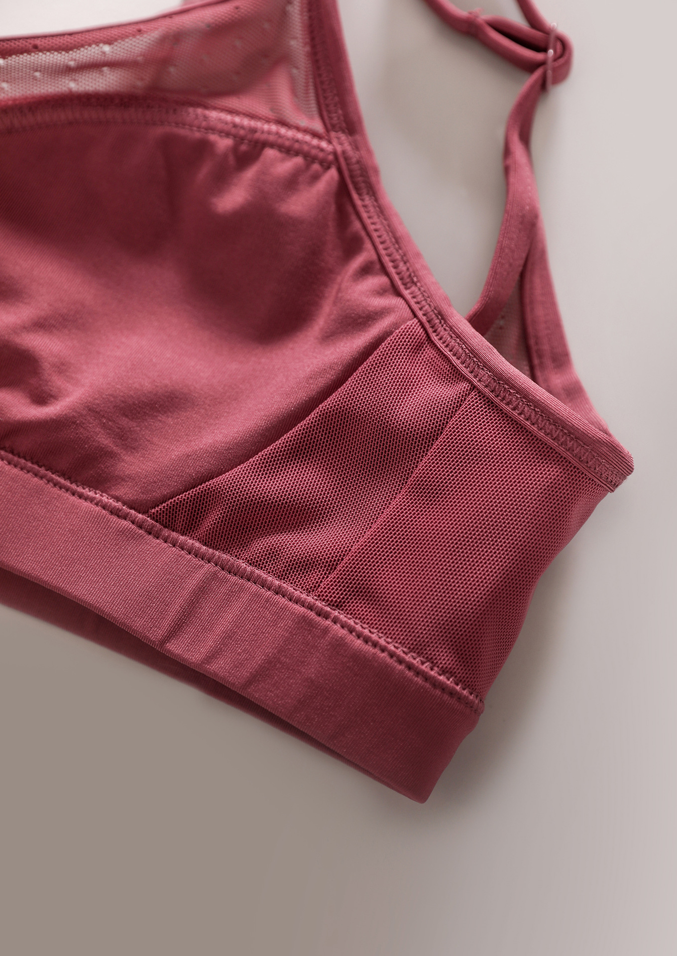 女式瑜伽文胸-低冲击填充运动透气文胸，带有性感网眼设计的Fanyazu瑜伽服