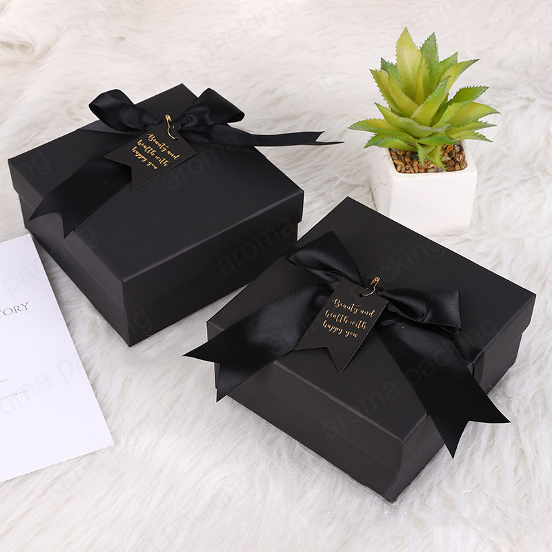 母の日、誕生日、ブライダルギフト、結婚式のためのギフト包装のための正方形の黒い紙箱のための贅沢な黒いリボン