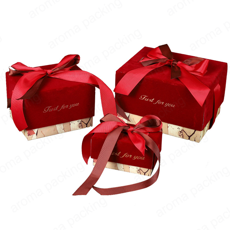 호화스러운 빨간 벨벳 그리고 빨간 리본 종이 상자 선물 포장 선물 주기