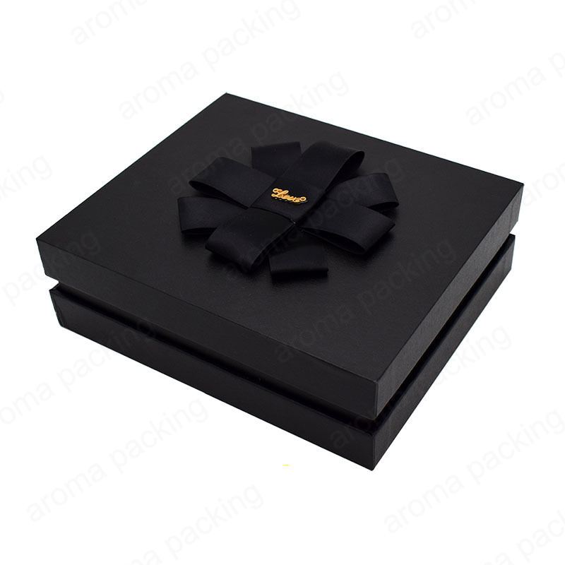 貴重な宝石類のためのリボンが付いている良質の黒い正方形の宝石箱の包装