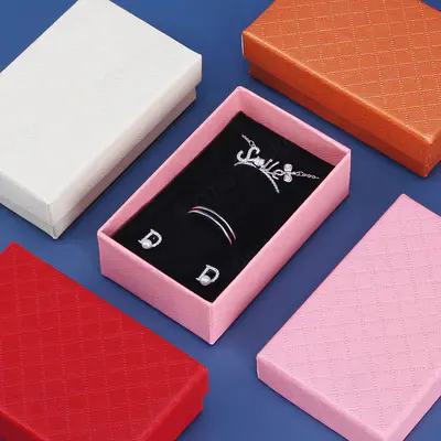뜨거운 판매 화이트 핑크 블랙 보석 상자 뚜껑이있는 고급 사용자 정의 컬러 선물 상자 공급 업체