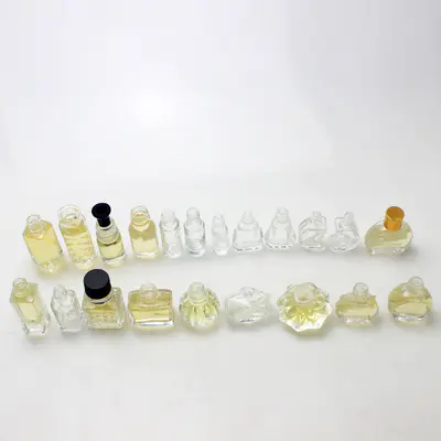 ホールセールカスタム異なる形状のマルチキャパシティ香水ガラス瓶(キャップ付き)