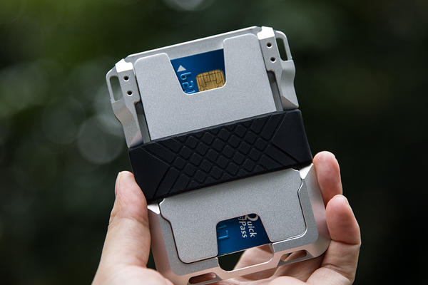 Why choose a premium titaniumTactical wallet？