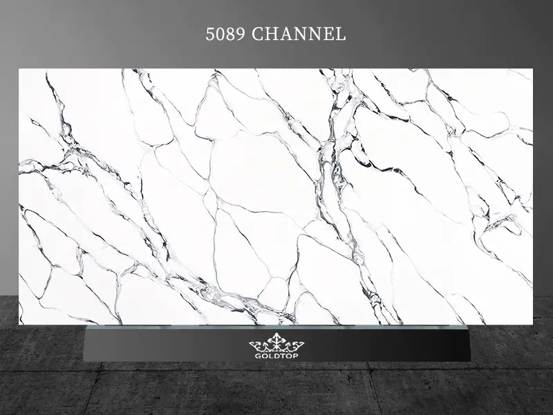 5089 Channel Calacatta Quartz hvit med grå årer benkeplater