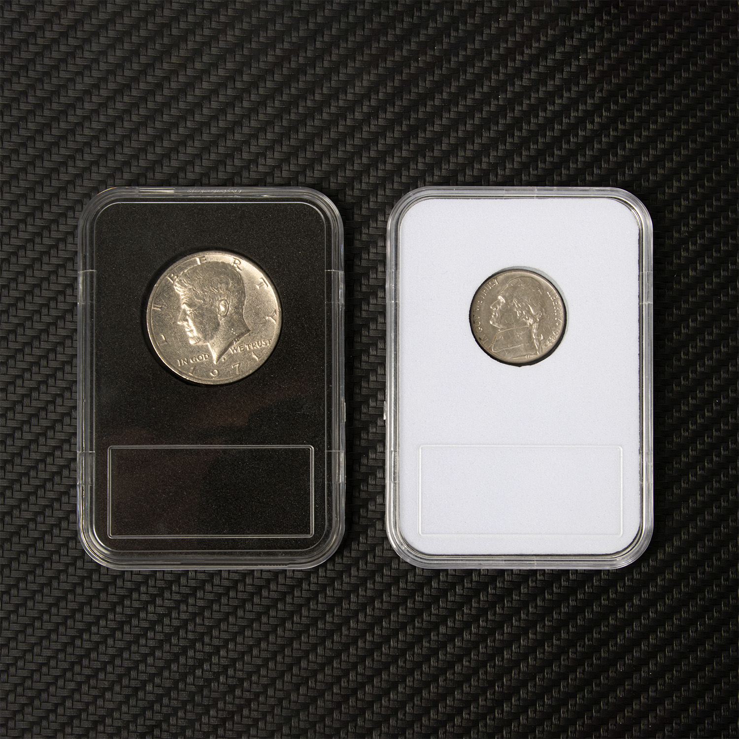 Odstupňovaný držák mincovních desek