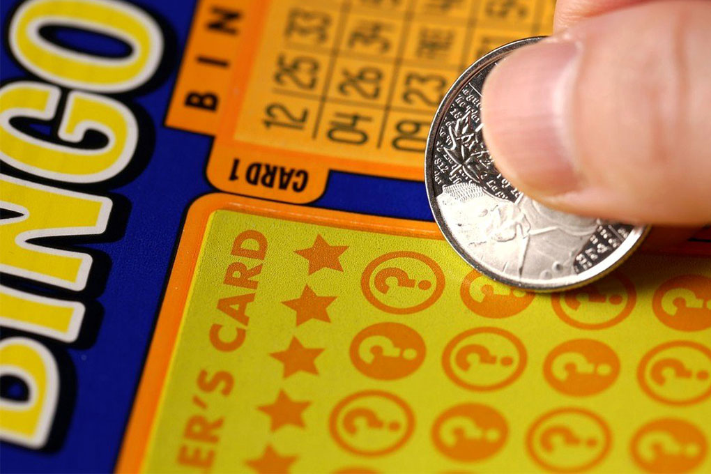 De spesifikke forskriftene og tilgjengelige spill for salg av skrapelodd kan variere fra stat til stat. Hver stat har sine egne lotteriregler og regler, inkludert aldersgrenser, salgssteder og bonusbetalingsmåter.
