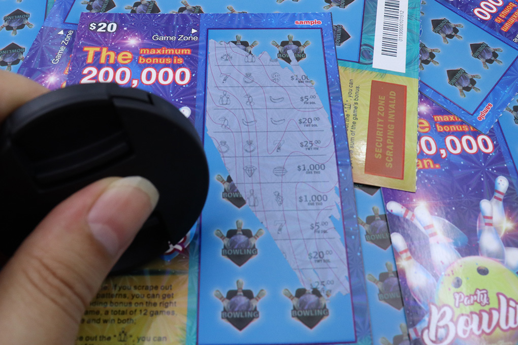Adding anti-counterfeiting elements in the production process of scratch cards
